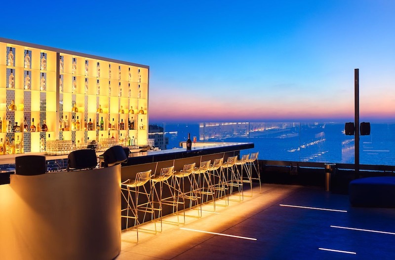 Quầy bar ngoài trời với mặt đá granite bóng loáng, tôn lên vẻ sang trọng và hiện đại cho không gian rooftop