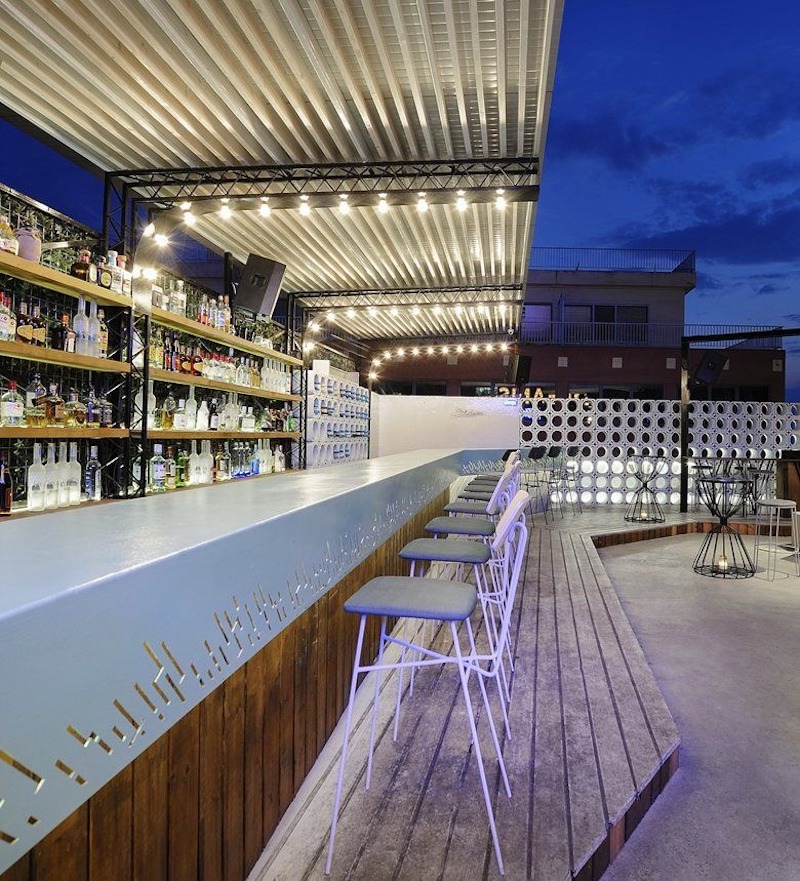 Quầy bar ngoài trời với thiết kế đường nét góc cạnh, phong cách hiện đại, thu hút dân văn phòng trẻ năng động