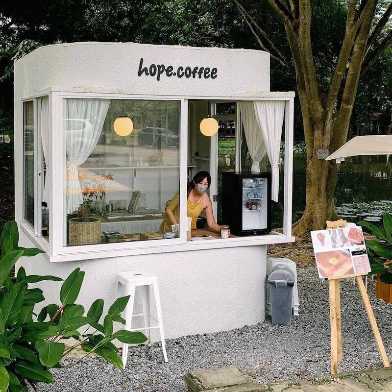 Quầy bar nhỏ xinh giữa thiên nhiên với thiết kế như một căn nhà kính thu nhỏ tạo cảm giác thân thiện và đầy thi vị