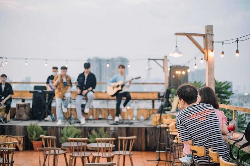 Sân khấu đặt cạnh ban công, tận dụng view thành phố làm nền cho những buổi trình diễn độc đáo