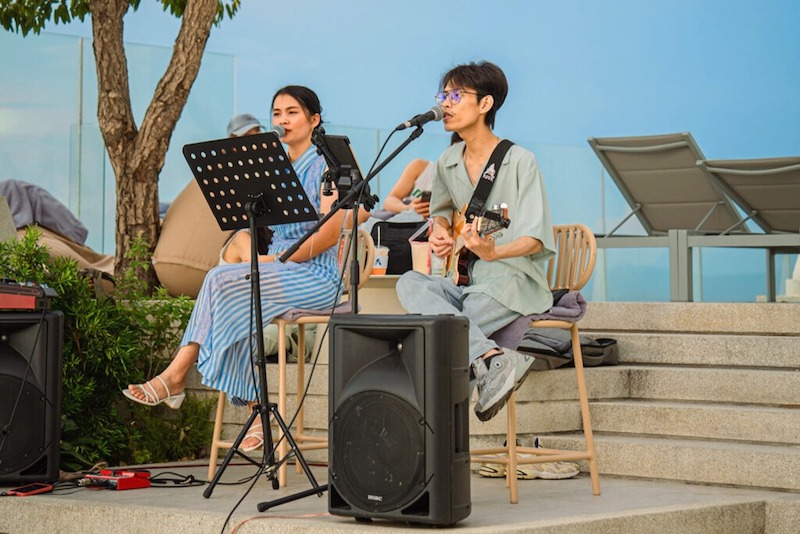 Bố trí ghế ngồi quanh sân khấu, giúp khán giả dễ dàng tương tác và thưởng thức âm nhạc trọn vẹn