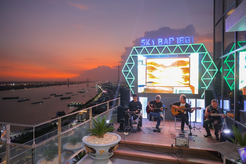 Thiết kế sân khấu với backdrop đèn led nghệ thuật, tạo điểm nhấn thu hút ánh nhìn từ mọi góc quán