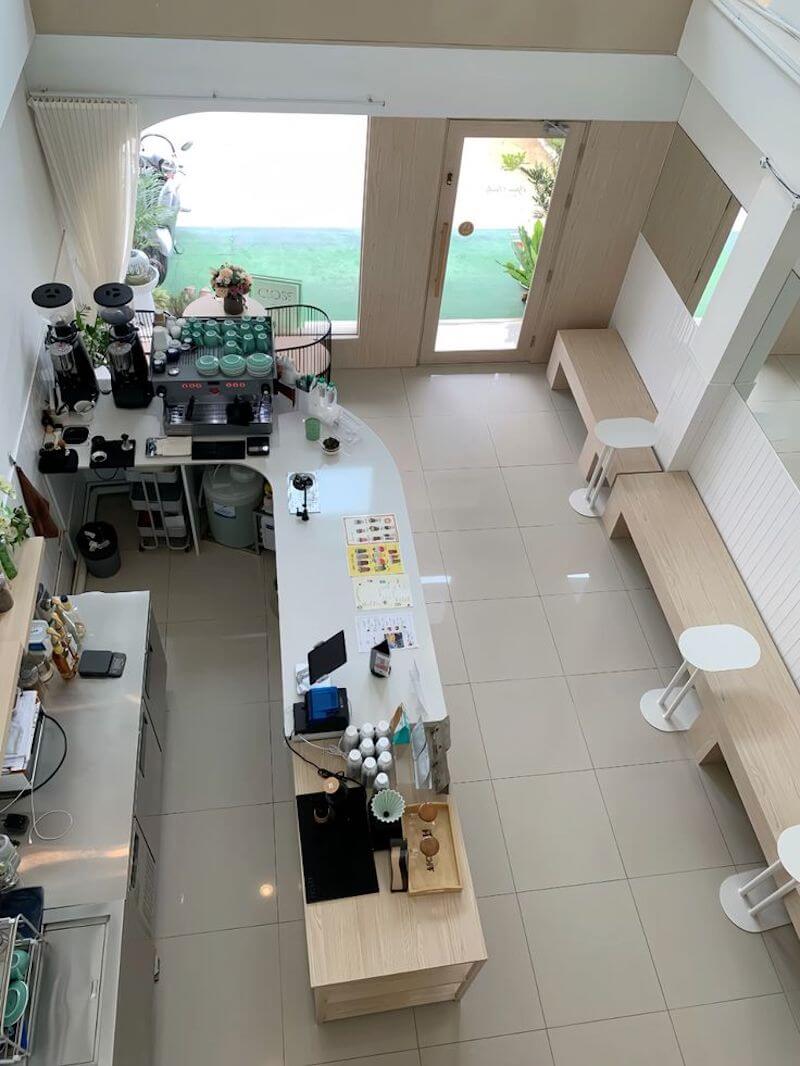 Quầy bar chữ L mang đến không gian pha chế khoa học và linh hoạt giúp tối ưu thao tác cho nhân viên