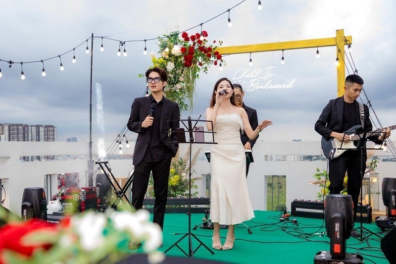 Sân khấu acoustic nhỏ xinh đặt ngay góc rooftop, giúp quán cafe vừa phục vụ cà phê vừa thăng hoa với âm nhạc sống động