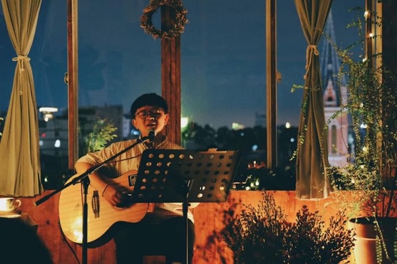 Không gian cafe rooftop kết hợp sân khấu acoustic mang lại trải nghiệm thư giãn tuyệt vời cho khách sau giờ làm việc
