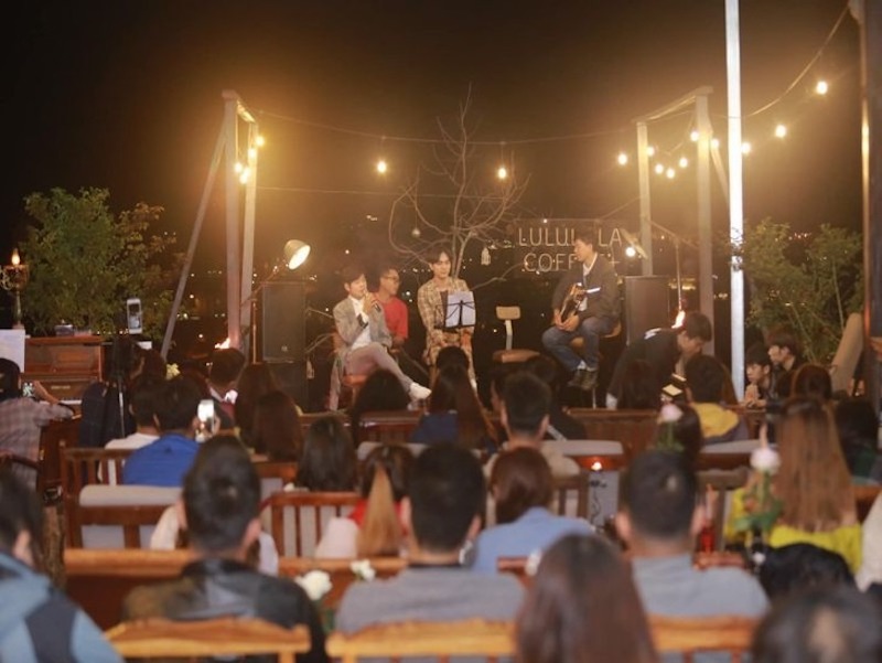 Sân khấu và khu vực ngồi bố trí hợp lý, tạo sự gắn kết giữa khách và nghệ sĩ, giúp quán cafe thêm phần ấm cúng