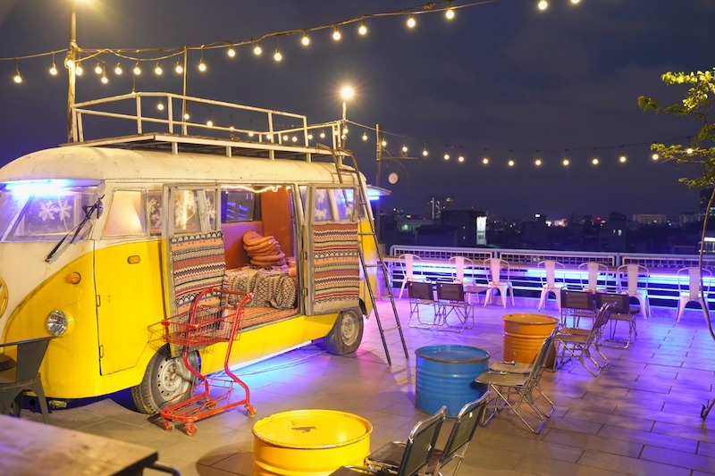 Quán cafe kết hợp sân khấu nhỏ gọn giúp tổ chức các đêm nhạc acoustic thường xuyên, thu hút cộng đồng yêu nhạc địa phương