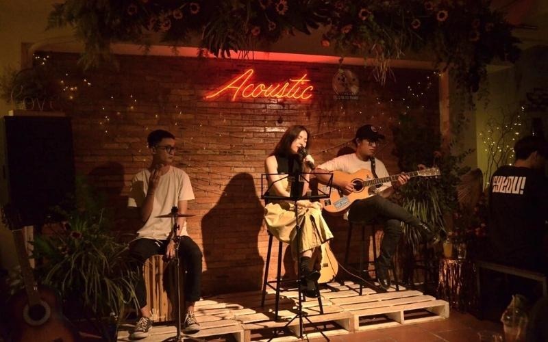 Bố trí bàn ghế xung quanh sân khấu để khách có thể vừa thưởng thức cà phê vừa hòa mình vào âm nhạc sống