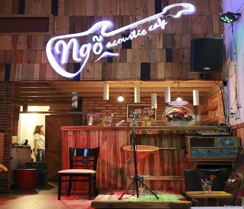 Quán cafe rooftop tạo điểm nhấn với sân khấu acoustic, thu hút khách hàng trẻ tuổi yêu thích sự sáng tạo và giao lưu nghệ thuật