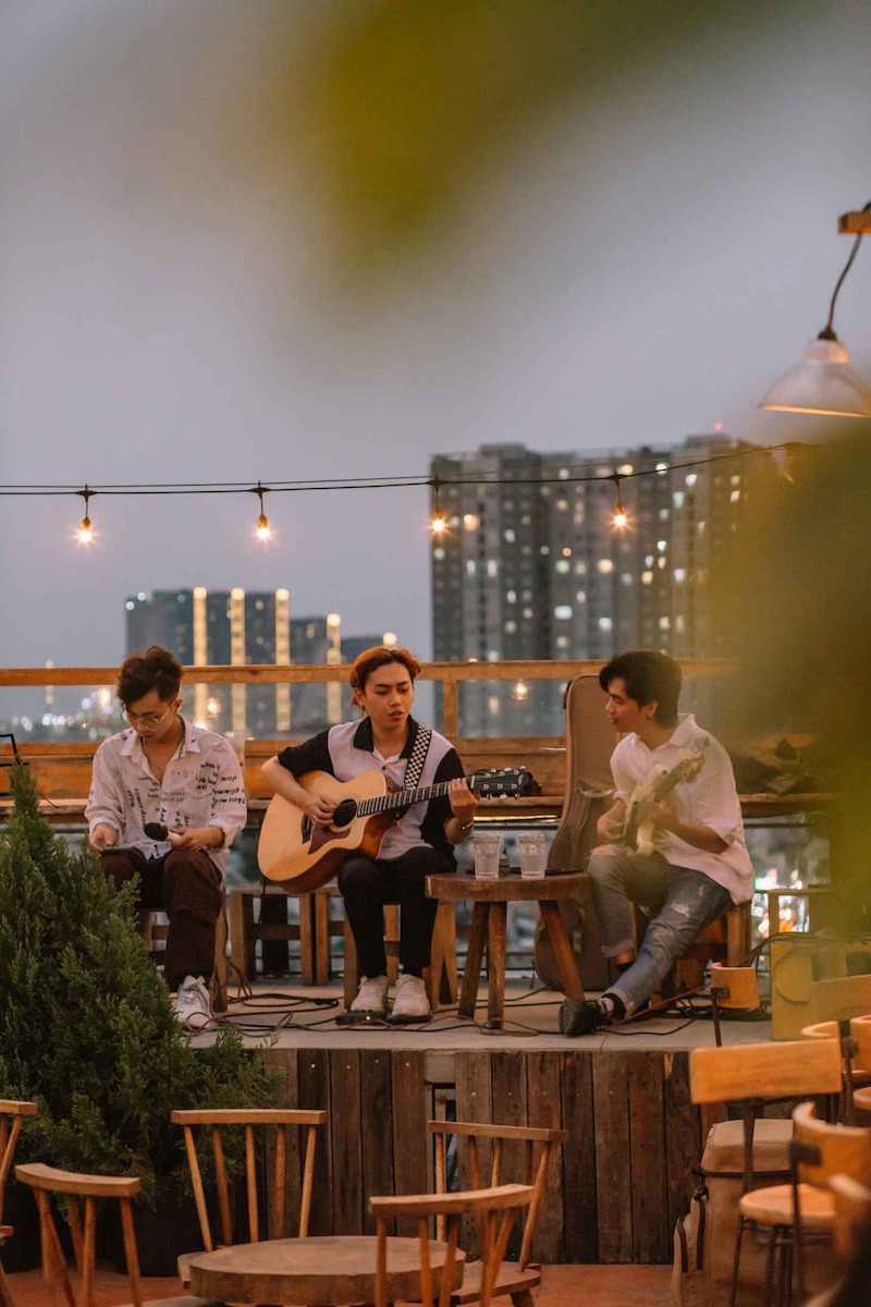 Thiết kế tổng thể hài hòa giữa quán cafe và sân khấu, tạo nên điểm đến yêu thích cho những buổi tối acoustic nhẹ nhàng trên cao
