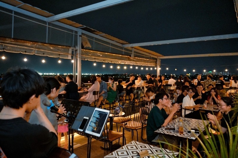 Sân khấu acoustic ấm cúng hòa quyện cùng không gian quán cafe sân thượng, mang đến trải nghiệm thư giãn khó quên cho khách