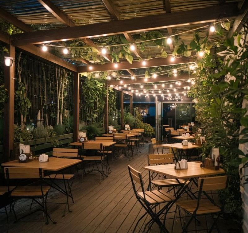 Sự kết hợp của nhiều dây đèn tạo hiệu ứng ánh sáng độc đáo, biến khu vực ngoài trời thành điểm nhấn nổi bật