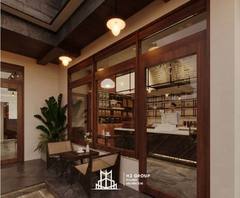 Không gian quán cafe Trạm Sạc bố trí bàn ghế làm từ chất liệu gỗ kết hợp đan lát gây ấn tượng với khách hàng ngay lần đầu ghé