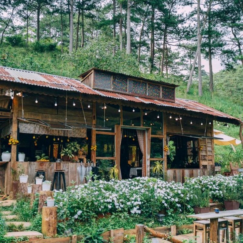Phong cách quán cafe “sân vườn làng quê” tận dụng chất liệu tự nhiên như tre, nứa, gỗ để giảm chi phí và tăng tính thẩm mỹ