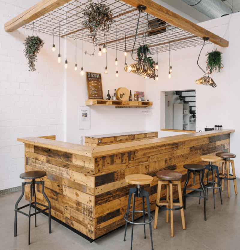 Thiết kế quầy bar tôn lên vẻ đẹp tự nhiên của gỗ thông bằng cách giữ lại các mắt gỗ, vết nứt và lỗ đinh, tạo nên diện mạo mộc mạc và chân thực  