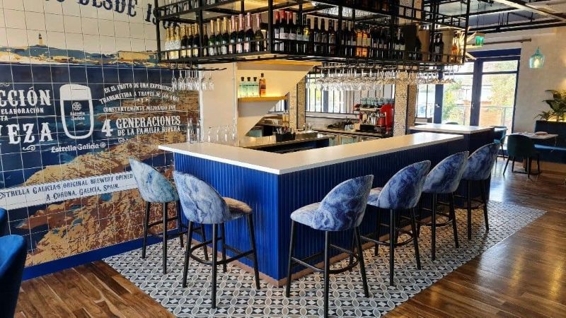 Quầy bar quán cafe ốp đá granite mang đến cảm giác chắc chắn, bền bỉ và sang trọng, đồng thời dễ dàng lau chùi, phù hợp với không gian có tần suất sử dụng cao