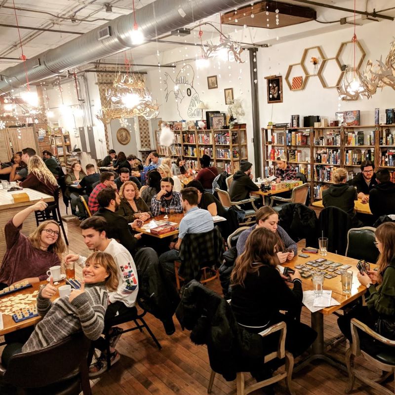 Cafe board game thu hút đối tượng khách hàng là giới trẻ, tạo nên điểm hẹn vui nhộn cho những buổi tụ họp không nhàm chán