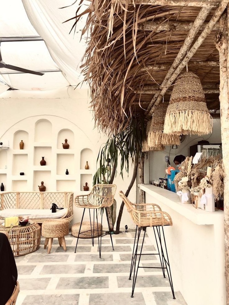 Bàn gỗ tự nhiên kết hợp ghế mây tạo nên điểm nhấn Tropical, thu hút khách yêu thích phong cách gần gũi thiên nhiên