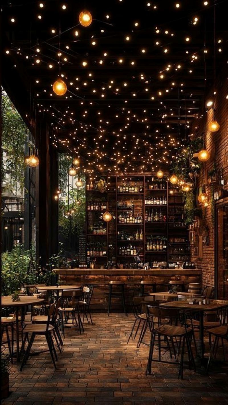 Treo đèn dây quanh các bức tường trống giúp xóa đi sự đơn điệu, mang lại nét sinh động và gần gũi cho không gian 