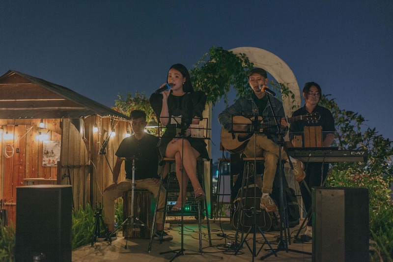 Sân khấu được trang bị hệ thống âm thanh chất lượng, giúp quán cafe rooftop trở thành điểm hẹn lý tưởng của tín đồ acoustic