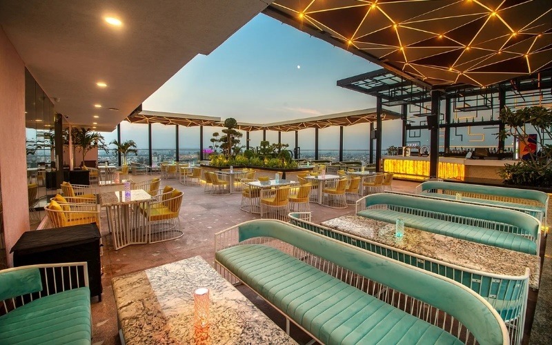 Không gian sân khấu mở, giúp âm nhạc lan tỏa khắp rooftop, kết nối mọi thực khách qua từng giai điệu mộc mạc