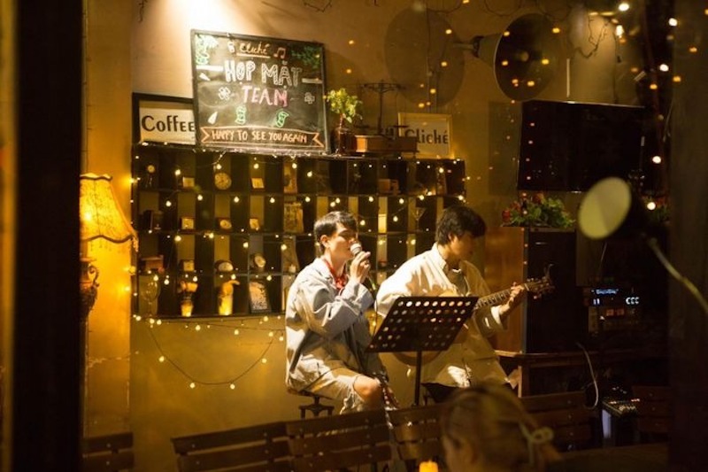 Sân khấu acoustic trên rooftop được thiết kế tinh tế, dễ dàng thích nghi với nhiều sự kiện và nhóm nhạc khác nhau