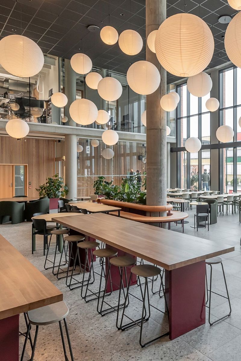 Việc sử dụng chao đèn lạ mắt giúp quán cafe thể hiện cá tính riêng, dễ dàng ghi dấu trong tâm trí khách hàng 