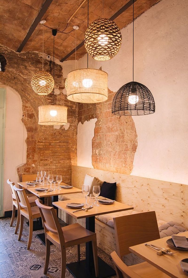 Chao đèn độc đáo còn bổ sung yếu tố nghệ thuật, làm tăng giá trị thẩm mỹ cho tổng thể thiết kế quán