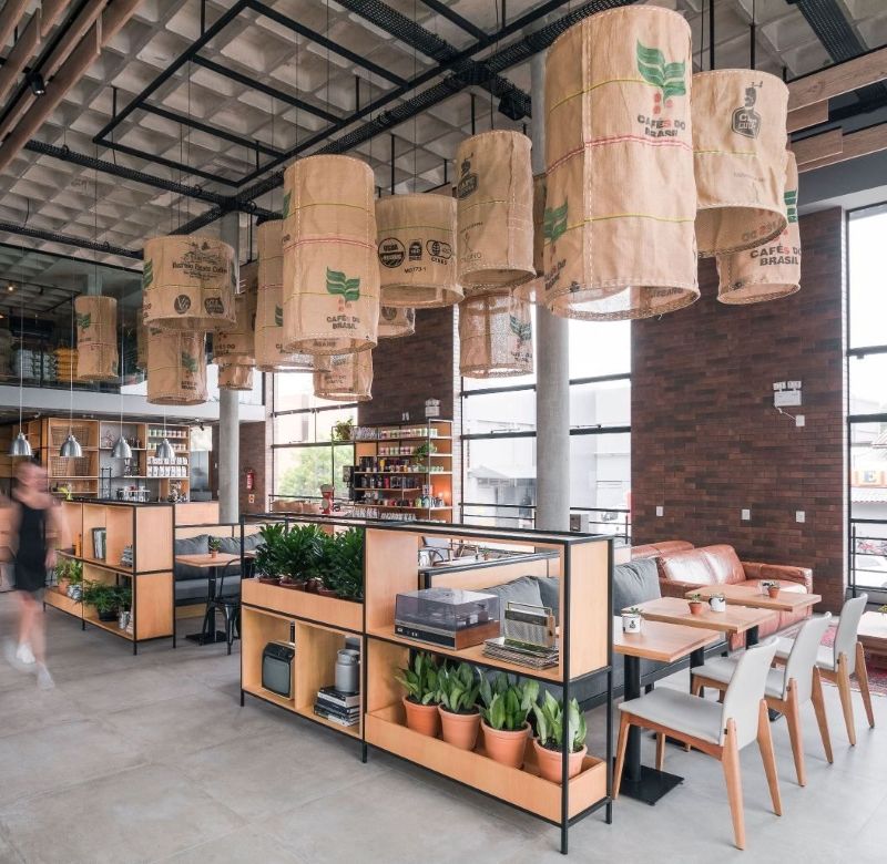 Đèn thả trần với thiết kế sáng tạo có thể trở thành góc “check-in” hấp dẫn, giúp quán dễ dàng lan tỏa trên mạng xã hội 