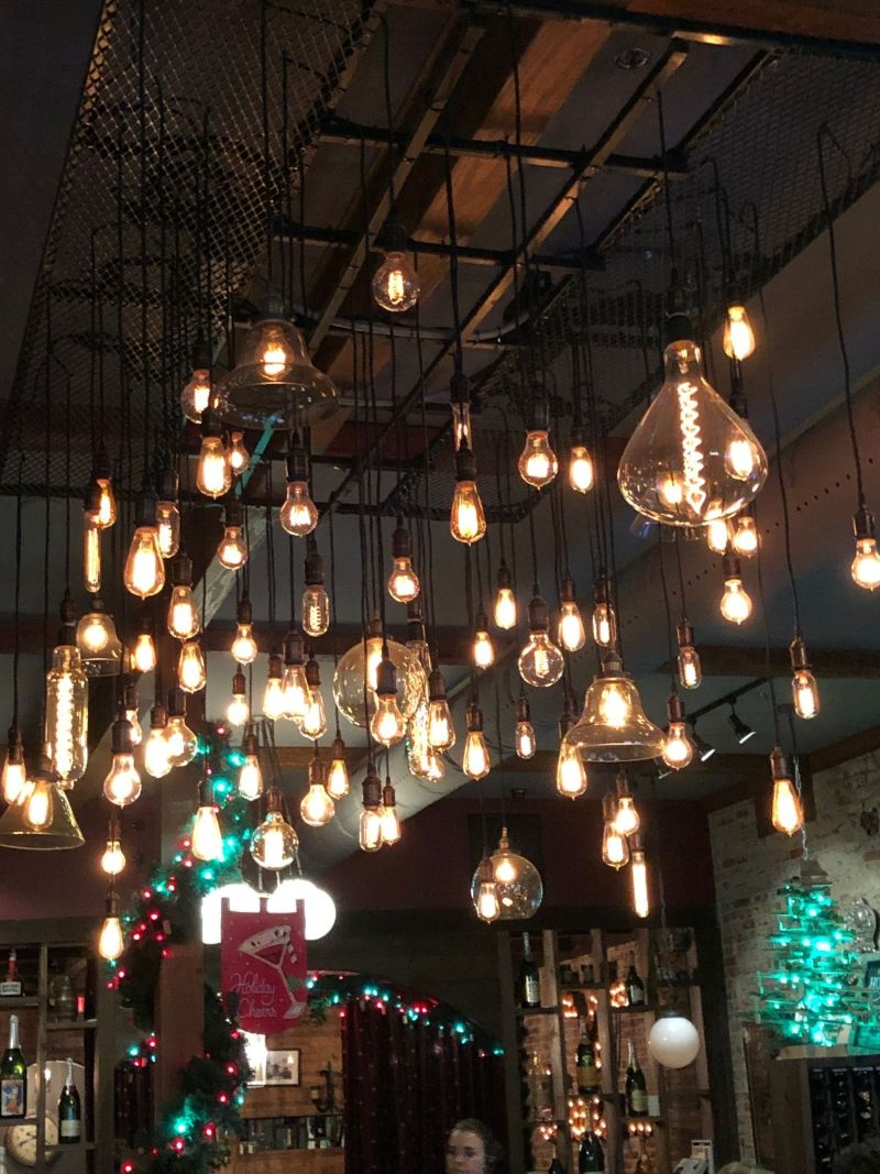 Ánh sáng vàng ấm của đèn Edison giúp không gian quán trở nên gần gũi, tạo cảm giác thư giãn cho khách hàng 