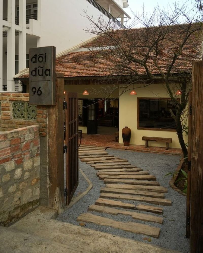 Phong cách quán cafe “sân vườn làng quê” mang bạn trở về tuổi thơ với mái ngói, hàng gỗ và lối sỏi thân thương