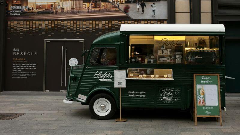 Tận dụng một chiếc xe cũ sau đó sơn sửa lại để làm quán cafe take away là một ý tưởng tuyệt vời, tạo sự khác biệt so với đối thủ cạnh tranh nhưng vẫn tối ưu chi phí 