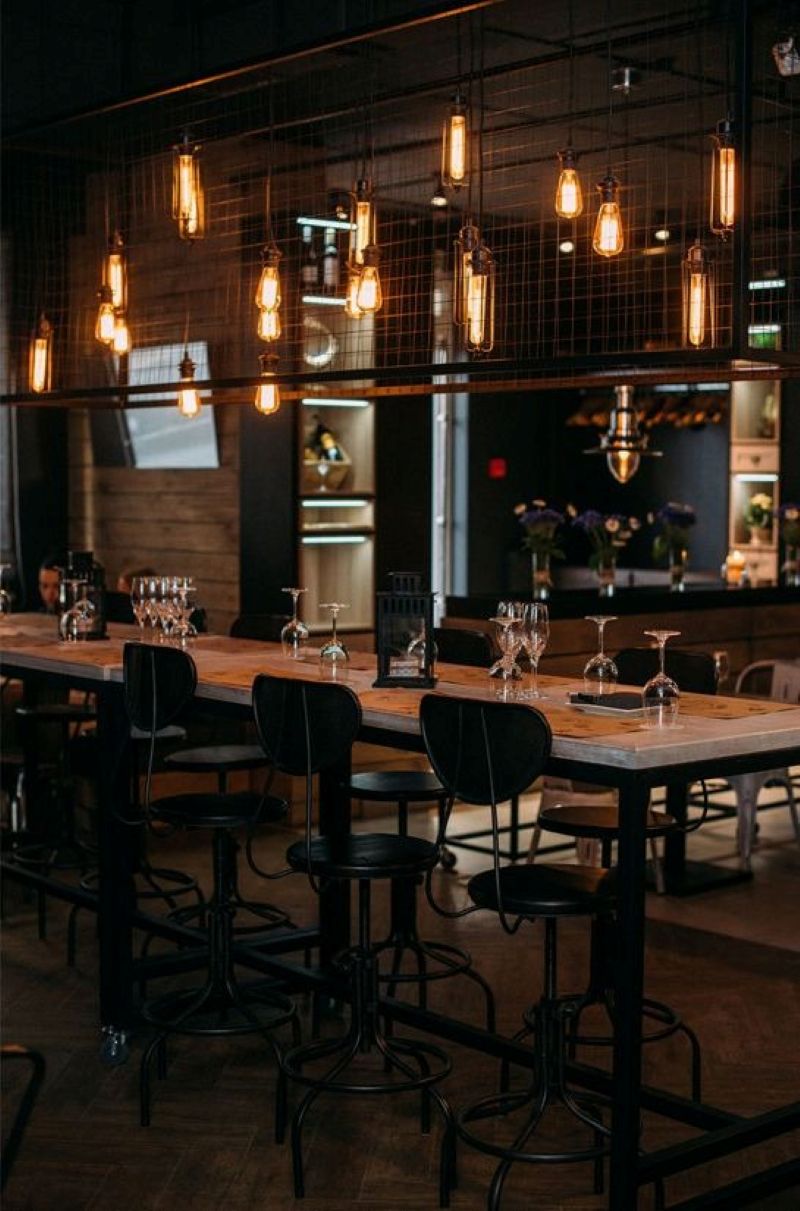 Trang trí quán cafe bằng đèn Edison giúp tiết kiệm chi phí mà vẫn đảm bảo sự độc đáo và cuốn hút  