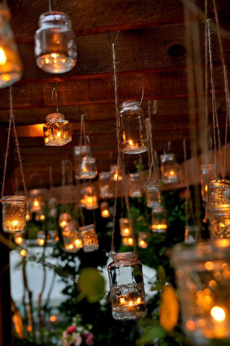 Ánh sáng lập lòe từ nến và đèn bão gợi cảm giác hoài niệm, phù hợp với những quán cafe phong cách vintage hoặc retro 