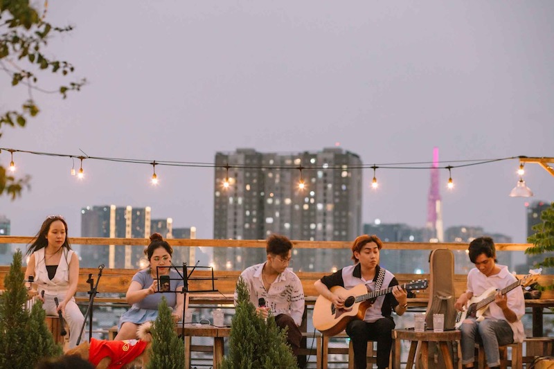 Sân khấu acoustic nhỏ gọn trên rooftop, mang đến không gian âm nhạc ấm cúng, gần gũi cho thực khách