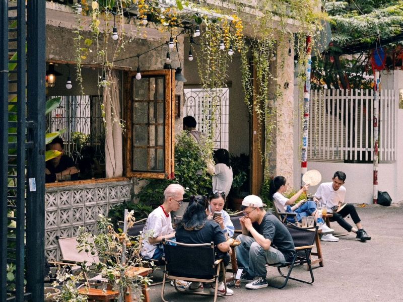 Quán cafe truyền thống thường gắn liền với không gian quen thuộc, phục vụ cà phê pha phin đậm đà và giá cả bình dân