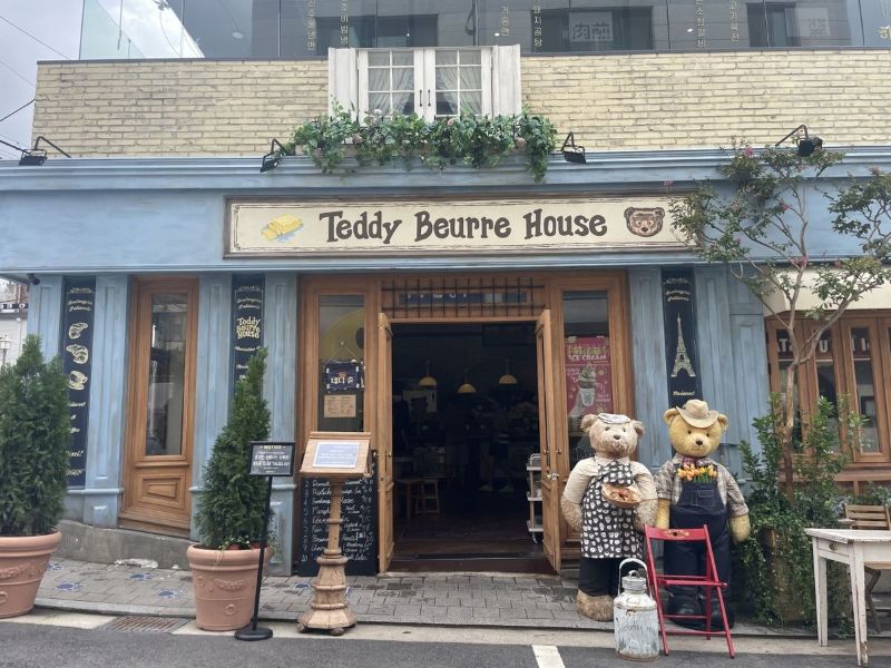 Mặt tiền quán cafe nổi bật với hai chú gấu bông đứng chào, tạo điểm nhấn thân thiện và dễ thương thu hút khách ngay từ cửa