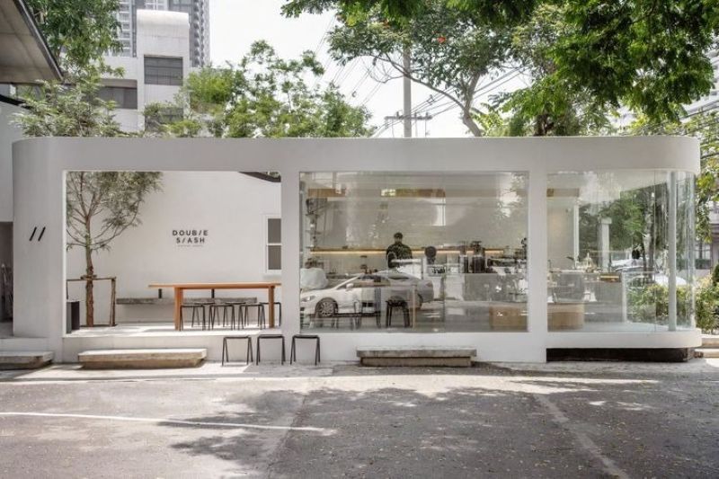 Mặt tiền phong cách Minimalism nổi bật với đường nét đơn giản, bố cục gọn gàng và màu sắc trung tính, tạo cảm giác hiện đại, tinh tế và dễ nhận diện