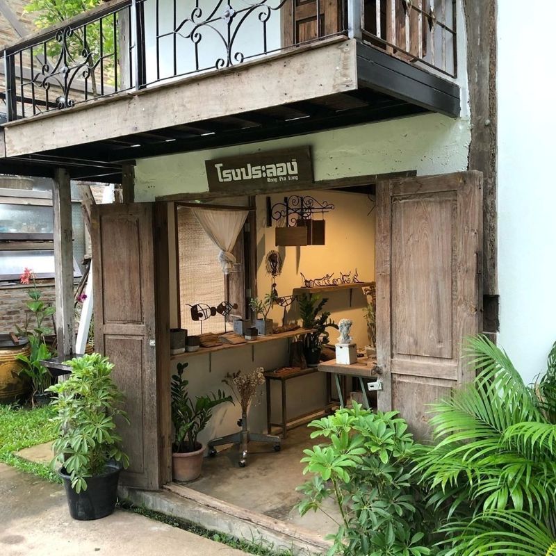 Mặt tiền phong cách Vintage, Retro nổi bật với màu sắc hoài cổ, bảng hiệu kiểu xưa và chi tiết trang trí tinh tế gợi nhớ không khí của những thập niên trước