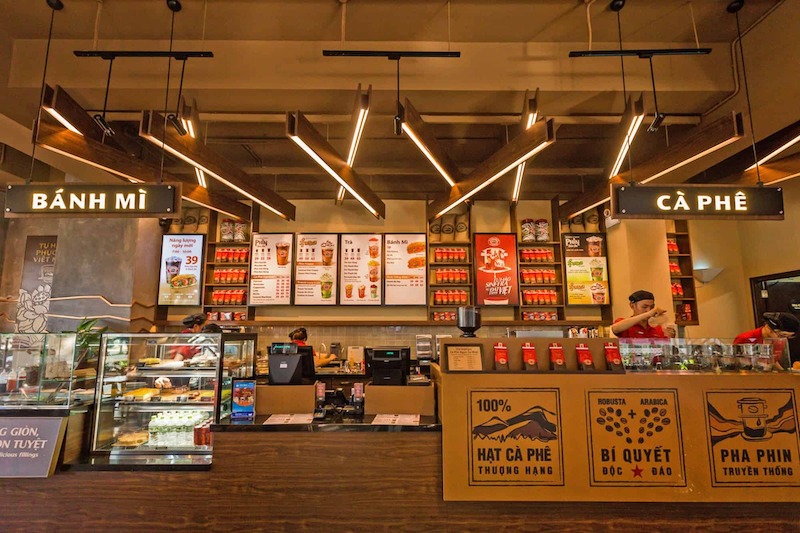 Highlands coffee với quầy order được đặt vị trí trung tâm tạo sự thân thuộc và thuận tiện cho khách hàng