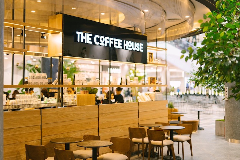 The Coffee House dù ở TP.HCM hay Hà Nội, khách vẫn cảm nhận được sự ấm cúng nhờ tone gỗ - vàng, ánh sáng vàng nhẹ và nhạc nhẹ