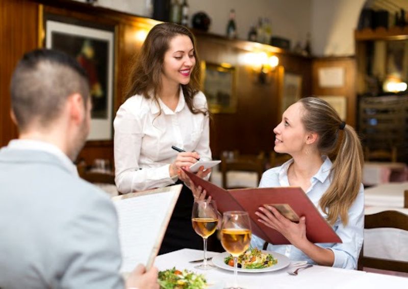Nhà hàng phục vụ đầy đủ (Full-service Restaurant) là mô hình mà khách hàng được phục vụ trọn gói từ gọi món, ăn uống tại bàn cho đến thanh toán trong không gian chuyên nghiệp 