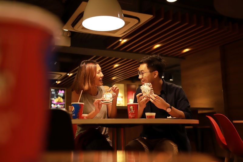 Nhà hàng phục vụ nhanh (QSR - Quick Service Restaurant) là mô hình tập trung vào tốc độ, quy trình chuẩn hóa và tự phục vụ, điển hình như McDonald’s hay KFC 