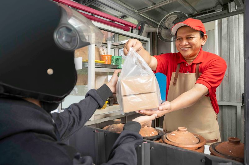 Đầu tư vào mô hình Nhà hàng online giúp tiết kiệm chi phí mặt bằng và vận hành, đồng thời dễ dàng mở rộng kinh doanh qua nền tảng giao đồ ăn 