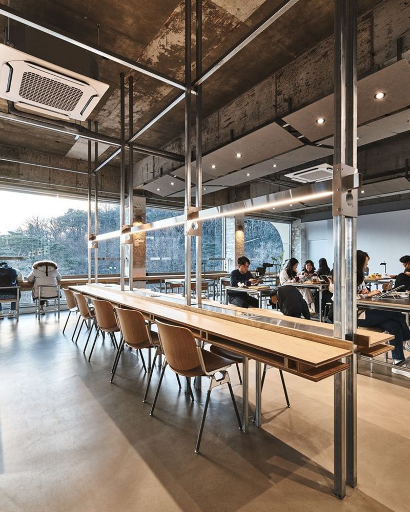 Không gian mở của thiết kế quán cafe phong cách hiện đại rất phù hợp với nhóm khách hàng trẻ, freelancer và dân văn phòng