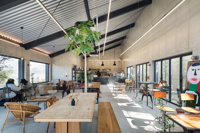 Hệ thống chiếu sáng thông minh trong thiết kế quán cafe phong cách hiện đại cho phép điều chỉnh độ sáng theo từng thời điểm trong ngày