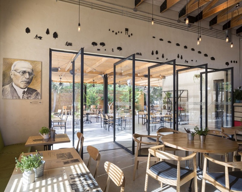 Lối đi rộng rãi và thông thoáng trong thiết kế quán cafe phong cách hiện đại giúp việc phục vụ nhanh chóng và thuận tiện hơn