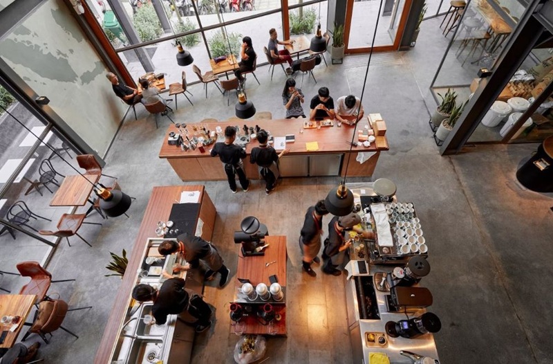 Thiết kế quán cafe phong cách Industrial sử dụng ống thép và sàn xi măng mộc mạc đầy cá tính