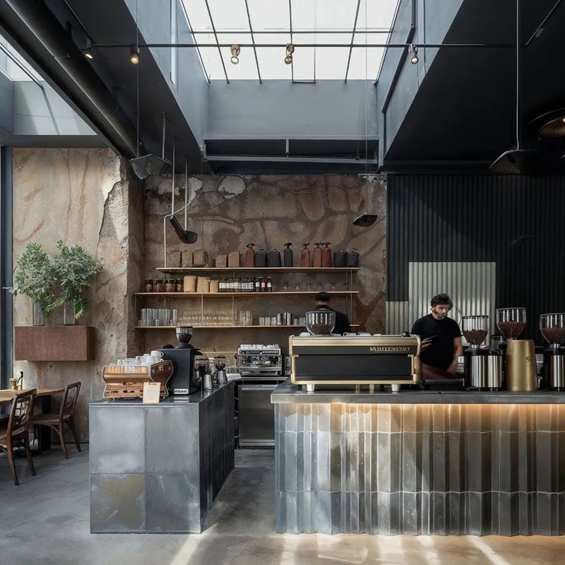 Không gian cafe Industrial trở nên ấm cúng nhờ ánh sáng vàng nhẹ nhàng