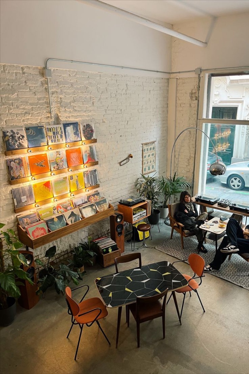 Không khí quán cafe Retro nhẹ nhàng, thư thái khiến khách quên cả thời gian